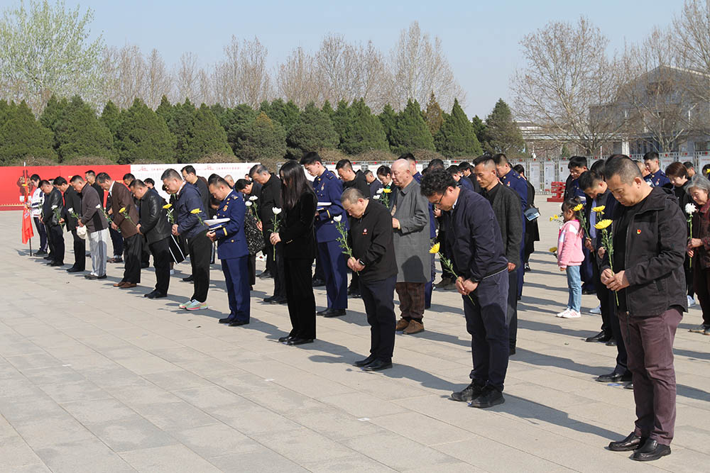 清明祭英烈活动现场。梁永摄