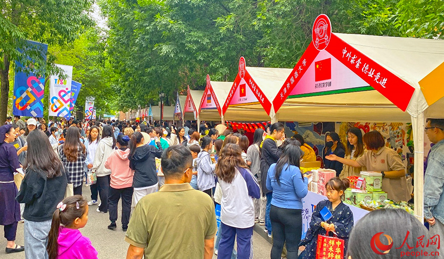 天津外国语大学第七届国际文化节现场人流如织。人民网记者 张桂贵摄