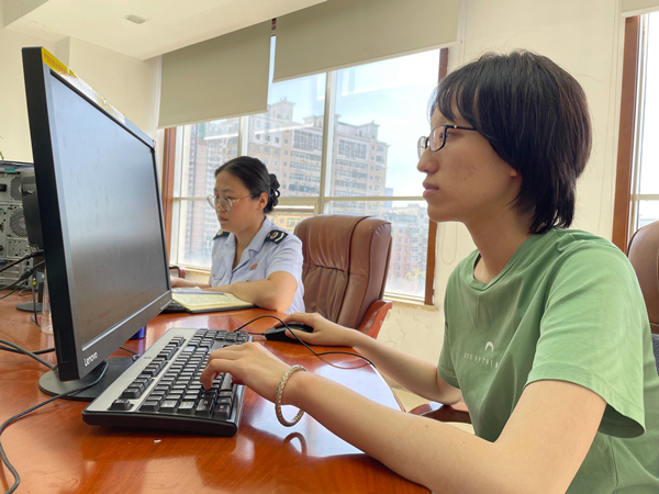 南开大学经济学院学生在实习岗位工作。天津市河西区税务局供图